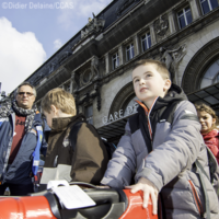 Enfants et leur valise partant avec le convoyage