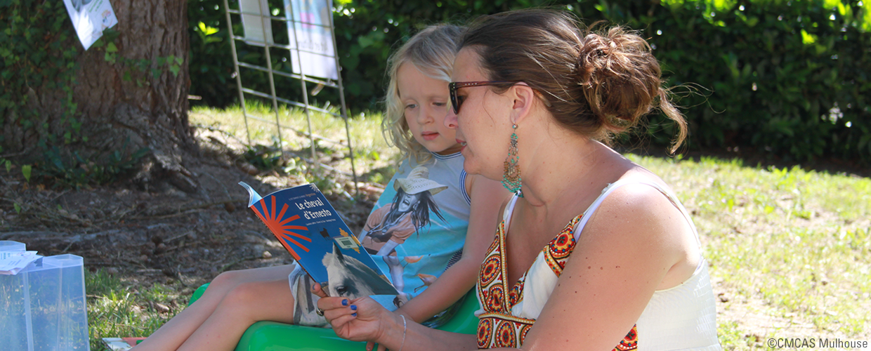 scène de lecture à une enfant