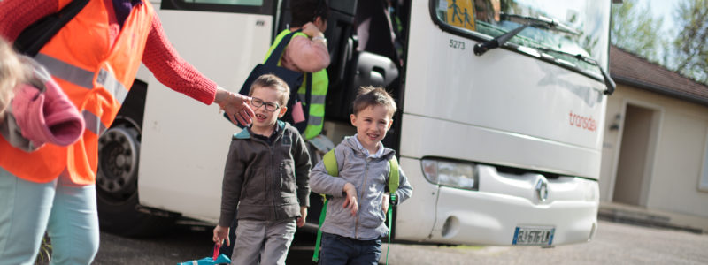 Enfants qui descendent du bus